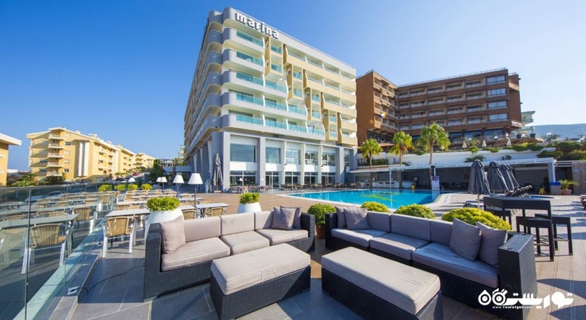 نمای نشیمن فضای سبز و ساختمان هتل